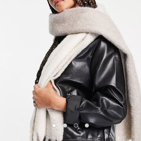 ASOS DESIGN two tone fluffy scarf with tassels in beige - Picture 4 of 5